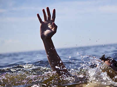 One dies after drowning in lake