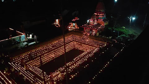 Eleven thousand lamps were lit in the temple of Saptashrungi Mata nashik marathi news