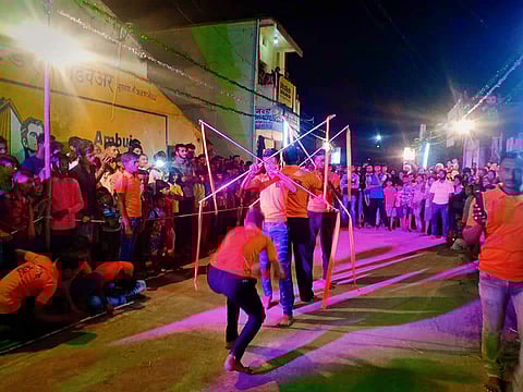 गुमगाव : मैदानी खेळाच्या "दंगली'मध्ये आपली कला सादर करताना महादेव यांचे शिष्य.