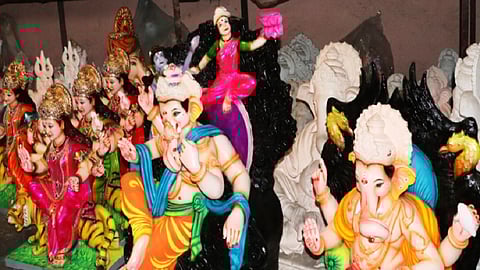 ‘श्री गणेश’ चित्रकला मंदिरातील तयार असलेल्या गणेशमूर्ती.