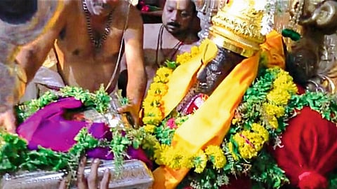 पंढरपूर - विठ्ठल मंदिरात संत ज्ञानेश्वर महाराजांच्या पादुकांना विठ्ठलाची भेट घडविताना घेतलेले छायाचित्र.