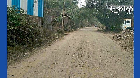 गुजर-निंबाळकरवाडी - खडबडीत रस्त्यांमुळे नागरिकांना धुळीचा त्रास सहन करावा लागतो.