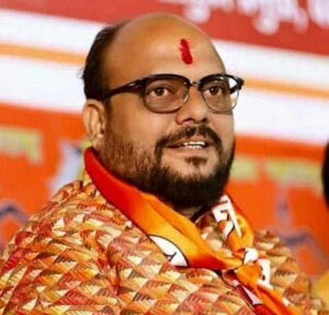 विकासात भर घालणारी ठोस कामे हवीत !