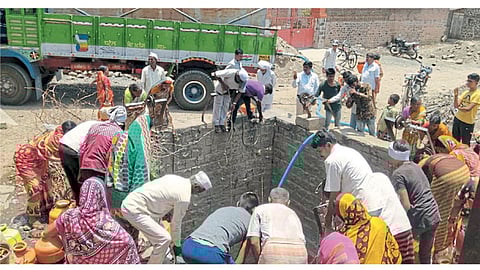 हलगरा (ता. निलंगा) - गावात टॅंकरचे पाणी आडात टाकल्यानंतर ग्रामस्थांची झुंबड उडत आहे.