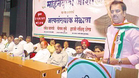 सावित्रीबाई फुले स्मारक - अल्पसंख्याक मेळाव्यात बोलताना हर्षवर्धन पाटील. या वेळी आघाडीतील विविध नेते व्यासपीठावर उपस्थित होते.