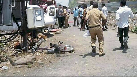 लातूर - निलंगा येथे गुरुवारी मुख्यमंत्र्यांचे हेलिकॉप्टर कोसळल्यानंतर हेलिकॉप्टरकडे धावताना पोलिस कर्मचारी.