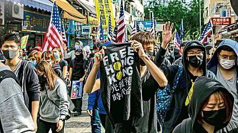 हाँगकाँगमधील संतप्त तरुण रस्त्यावर.