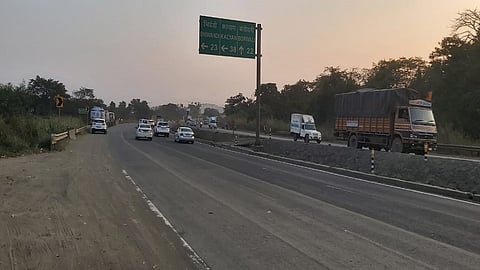 वसई-सातिवली, खानिवडे टोल नाका या रस्त्यावर मार्गदर्शिका पट्टाच नसल्यामुळे वाहनचालकांची गैरसोय होत आहे.