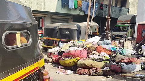 नालासोपारा ः ओला व सुका कचरा गाठोड्यात बांधून वाहनांत टाकला जातो.