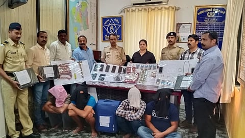 विरार : अर्नाळा पोलिसांनी नेपाळी टोळीच्या मुसक्या आवळल्या असून जप्त केलेले दागिने दाखवताना अधिकारी.