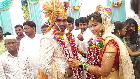 आयुष्याच्या जोडीदारासाेबत प्राजक्ता