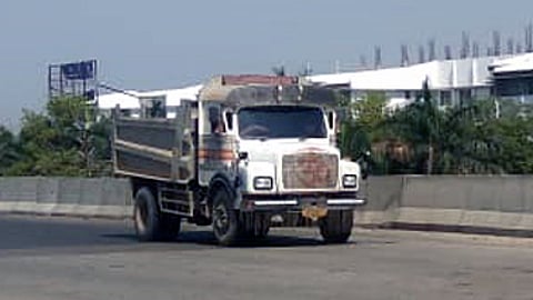 वाळू ठेकेदार जिल्हाधिकाऱ्यांच्या नावावर फाडायेहेत पावती... जमावबंदीत वाळू वाहने सुरूच