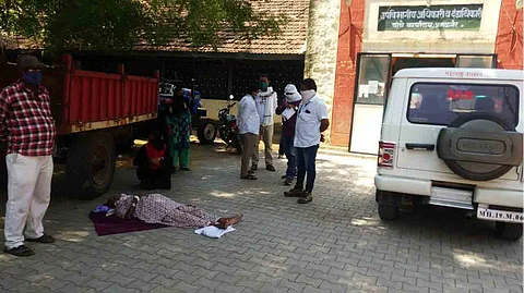 डॉक्टरांनी केली टाळाटाळ... रुग्णाला घेवून संतप्त नातेवाईक थेट प्रातांकार्यालयात !