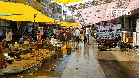 In Rahuri, water has accumulated in the market streets due to the rupture of the aqueduct.jpg