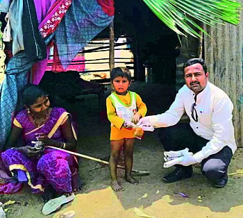 शिक्षकाची सामाजीक बांधिलकी...मुलीच्या वाढदिवसानिमित्त अन्नदान अन् रक्तदान!