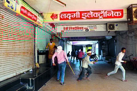 बाबांनो गुपगूमान घरी बसा... सक्तीच्या संचारबंदीसाठी पोलिस रस्त्यावर