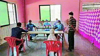 हॉलमध्ये एकत्रित येऊन डॉक्टरांची "ओपीडी'