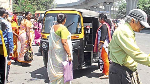 बेशिस्तीने उभ्या रिक्षा