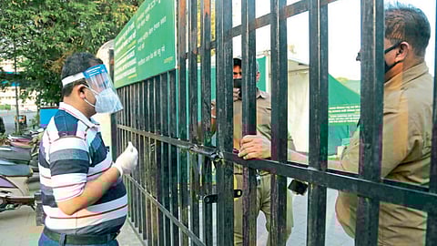 शिवाजीनगर - शासकीय अभियांत्रिकी महाविद्यालयाच्या मैदानावरील जम्बो कोविड केअर सेंटर आता पुन्हा कार्यरत झाले आहे. प्रवेशद्वारावर आपल्या नातेवाईकाची चौकशी करताना नागरिक.