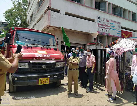 काटोल  :  "किसान रथ' सेवा योजनेला हिरवी झेंडी दाखविताना डाक प्रवर अधीक्षक ताव शर्मा व इतर.