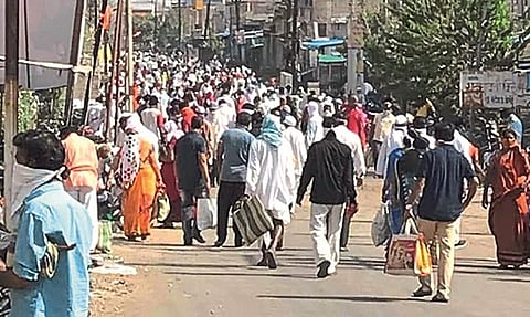 कळंब : तांदूळवाडी रस्त्यावर भरविण्यात आलेल्या बाजारात नागरिकांनी केलेली गर्दी.