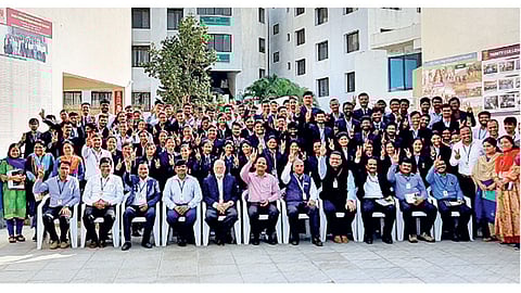 येवलेवाडी - के. जे. इन्स्टिट्यूटचे संस्थापक कल्याण जाधव (मध्यभागी बसलेले) यांच्यासह नोकरी मिळालेले विद्यार्थी, व शिक्षक.