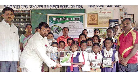 देवरूख - रत्नागिरी तालुक्यातील कोळिसरे शाळेत वह्या वाटप करताना युयुत्सु आर्ते. शेजारी डॉ. सुनील दैठणकर, शिक्षक माधव अंकलगे व सदस्य.
