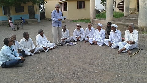 कापडणे (ता.धुळे) - राज्यव्यापी मसूदा मोर्चा संदर्भात मार्गदर्शन करतांना जिल्हाध्यक्ष गुलाबसिंग रघुवंशी.