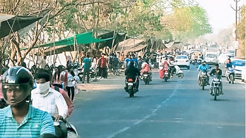 खडकवासला - धरण चौपाटी परिसरात रविवारी पर्यटकांची गर्दी कमी प्रमाणात होती.