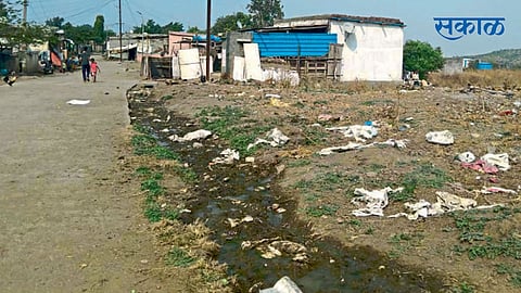 कोळेवाडी - कोणत्याही सुविधा नसलेल्या गावात सांडपाणी उघड्यावर सोडले जाते.