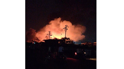 कुरकुंभ एमआयडीसीत लागलेली आग आटोक्यात; पुणे-सोलापूर महामार्ग लवकरच सुरू (व्हिडिओ)