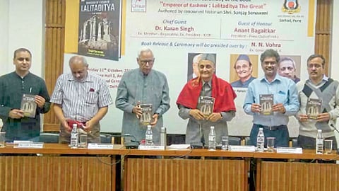 नवी दिल्ली - ‘ललितादित्य द ग्रेट’ या पुस्तकाचे प्रकाशन करताना (डावीकडून) अमित वांछू, अनंत बागाईतकर, माजी राज्यपाल एन. एन. व्होरा, डॉ. करणसिंह, संजय सोनावणी, संजय नहार.