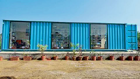 स्नेहवन संस्थेत कंटेनरमध्ये साकारलेले ग्रंथालय.