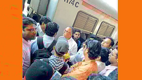 लोकल प्रवासी वेठीस