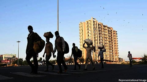 हतबलता ! "यहा भुखे मरने से गाव के मिट्टी में जा के मरेंगे, हमे जाने दो..."