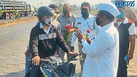 MLA Khoskar welcomed the drivers by giving roses Nashik Marathi news