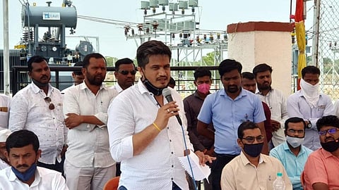 MLA Rohit Pawar has said that he wants to do politics of development and not ethnic politics for the benefit of the people.jpg