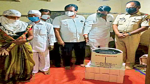 हुतात्मा मोरेंच्या कर्तव्याची जाण, सावलीला ऑक्सिजन मशिन प्रदान!