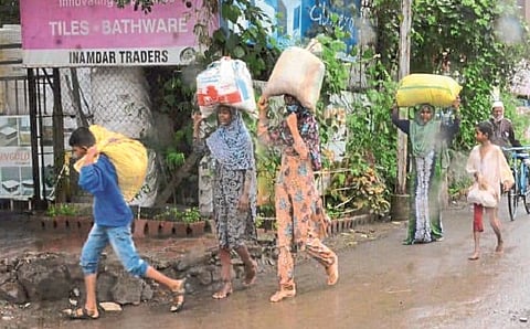 Rain water seeped into slums in Miraj; Hundreds of people migrated