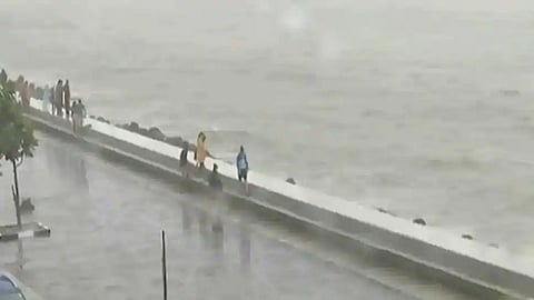 Mumbai Rain: मुंबईकर सुखावले! मुंबई ठाण्यात पावसाची हजेरी