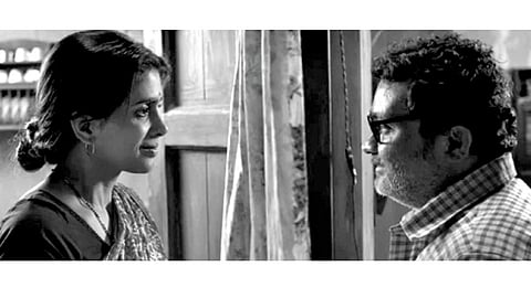 ‘कच्चा लिंबू’ या चित्रपटात सोनाली कुलकर्णी व रवी जाधव.