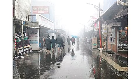 महाबळेश्वर - पावसाच्या धारांसह धुक्यात लपटलेली महाबळेश्वरची बाजारपेठ.