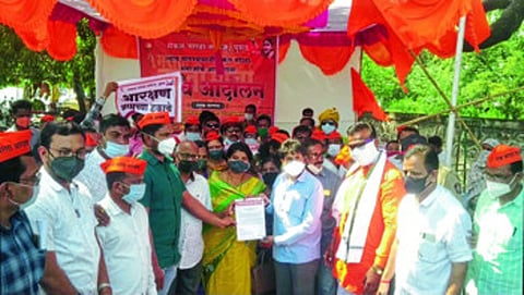 पुसद : आमदार इंद्रनील नाईक यांना घेराव घालून निवेदन देताना सकल मराठा समाजाचे कार्यकर्ते.