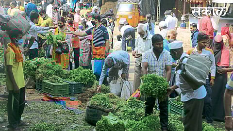 मार्केट यार्ड : दोन दिवसांवर आलेल्या भोगीकरिता भाज्या खरेदीसाठी रविवारी बाजारात ग्राहकांनी केलेली गर्दी.
