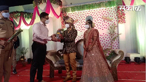 यवतमाळ - नव वधू-वराना शुभेच्छा देताना जिल्हाधिकार एम देवेंदर सिंह, सोबत जिल्हा पोलिस अधीक्षक डॉ. दिलीप पाटील भुजबळ.