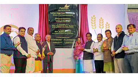 पैठण, जि. औरंगाबाद - पैठण मेगा फूड पार्कचे उद्घाटन केंद्रीय अन्न प्रक्रिया उद्योगमंत्री हरसिमरत कौर बादल यांच्या हस्ते गुरुवारी (ता.१५) झाले. या वेळी सुभाष देसाई, नंदकिशोर कागलीवाल, रावसाहेब दानवे, चंद्रकांत खैरे, संदीपान भुमरे, अतुल सावे, प्रकाश सारवाल,