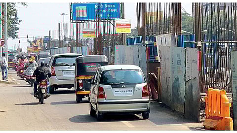 पिंपरी - मेट्रोच्या कामामुळे सेवा रस्ता अरुंद झाला असून, या ठिकाणी वाहनकोंडीचे प्रकार सातत्याने होत आहेत.