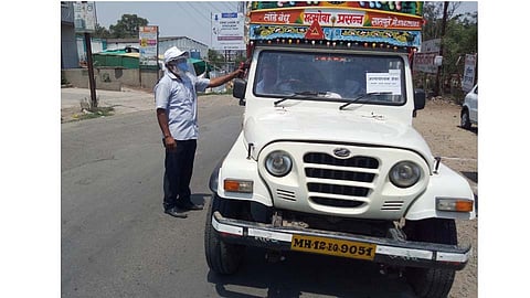 कोरोनाच्या लढाईत शिक्षक असेही देताहेत योगदान