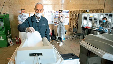 मॉस्को - येथील मतदान केंद्रावर नागरिकांनी सोशल डिस्टिन्सिंगचे पालन करत मतदान केले.