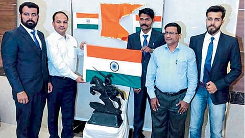 पिंपरी - अफ्रिकेतील सर्वोच्च ‘किलीमांजरो’ शिखरावर शिवजयंती साजरी करण्याची घोषणा करताना (डावीकडून) रवी जांभूळकर, सूर्यकांत शेंडे, अनिल वाघ, सुशील दुधाणे, क्षितिज भावसार.